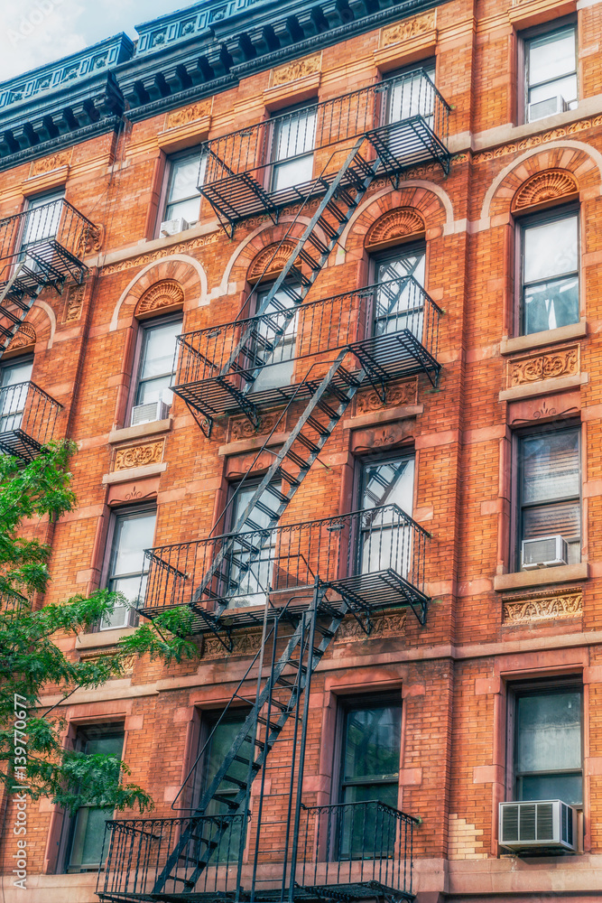 Obraz premium NEW YORK CITY, USA : Buildings and street life on the Manhattan. Manhattan described as the cultural and financial capital of the world and hosts the United Nations Headquarters.