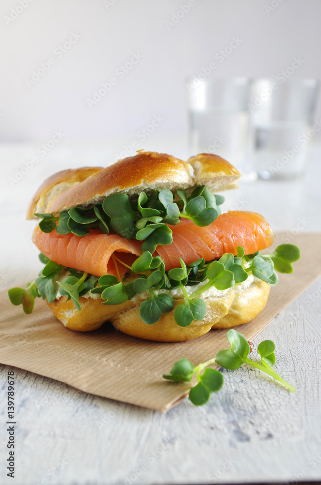 Laugen-Bagel mit Meerrettich-Frischkäse, Räucherlachs und Radieschen ...