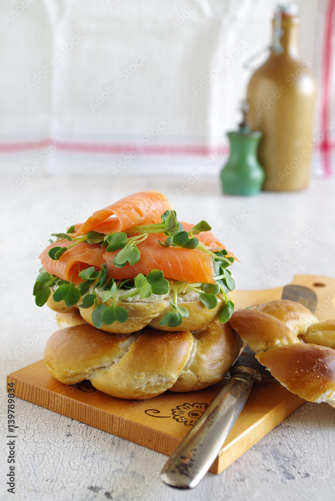 Laugen-Bagel mit Meerrettich-Frischkäse, Räucherlachs und Radieschen ...