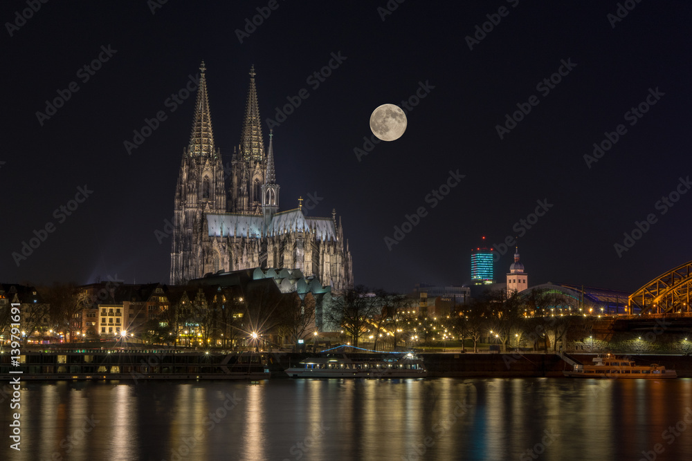 Composing: Kölner Dom mit Mond am Nachthimmel