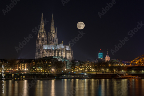 Composing: Kölner Dom mit Mond am Nachthimmel