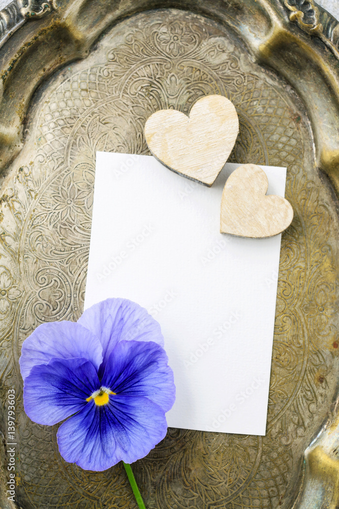 Obraz premium Pansy flower lying on vintage silver tray