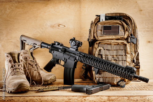 Fotografía black assault rifle on an old wooden table