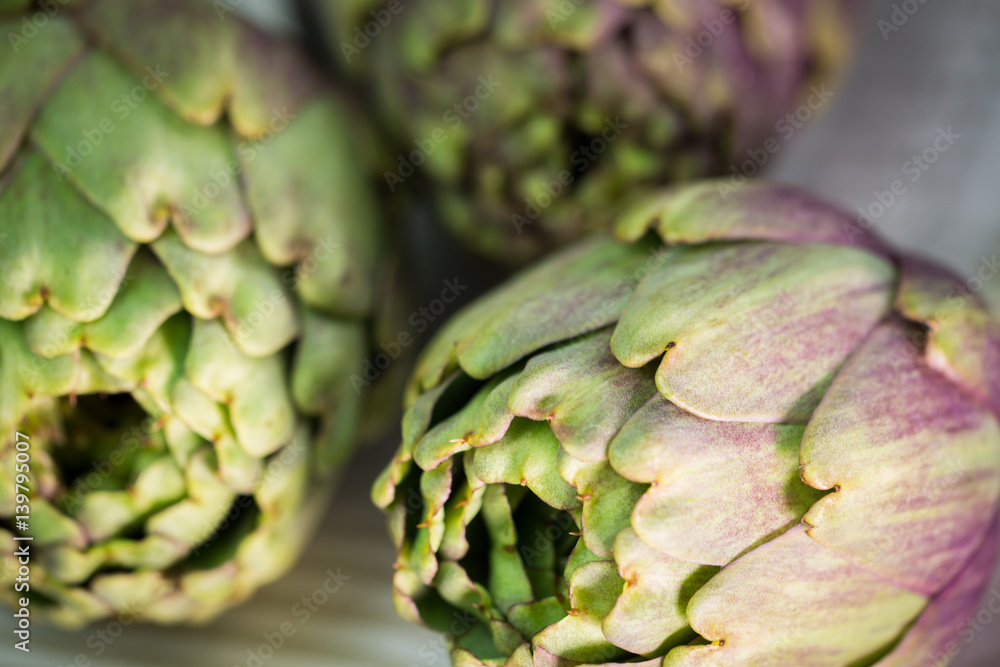 Obraz premium Carciofi italiani su tavola di legno