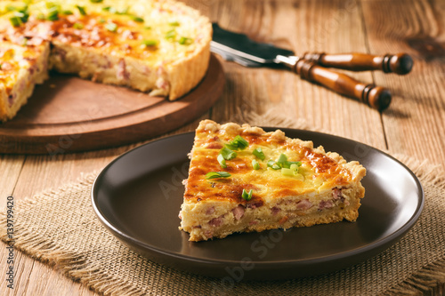 Foto Traditional french pie with bacon and cheese - quiche lorraine.