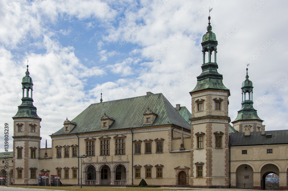 Pałac Biskupów Krakowskich na tle niebieskiego nieba, Kielce, Polska