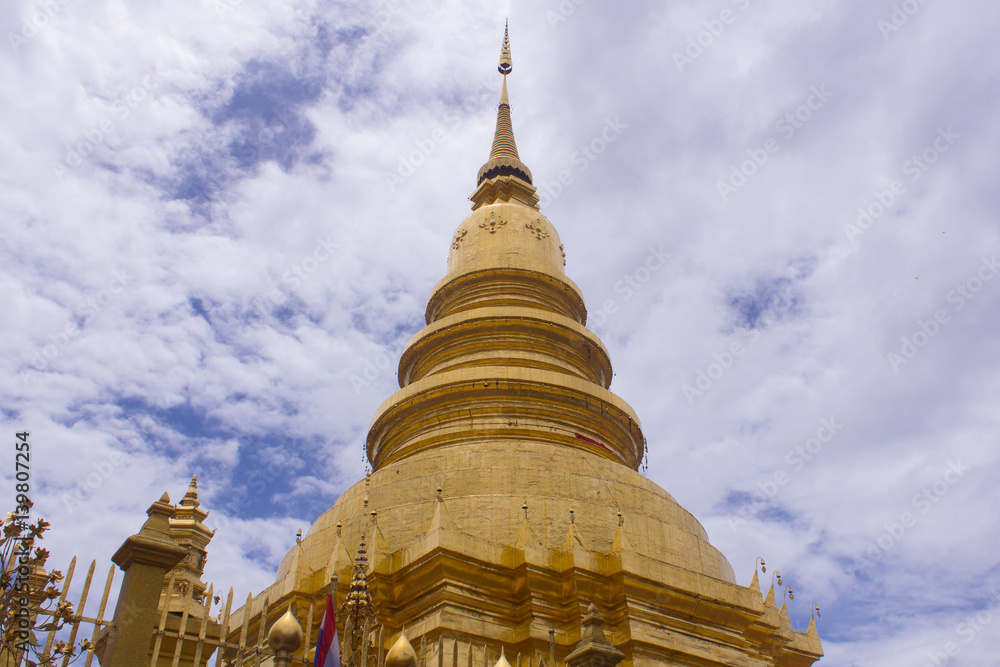 Fototapeta premium Wat Phra That Hariphunchai, Pagoda in Lamphun Thailand