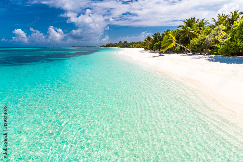 Bãi biển Maldives là hình ảnh tuyệt đẹp của thiên nhiên hoang dã và đầy màu sắc. Sắp đặt những ghế tắm nắng, bạn sẽ được trải nghiệm cảm giác yên bình và thư giãn trong hàng ngàn km của bãi biển. Hãy cùng chiêm ngưỡng hình ảnh này để tìm thấy niềm đam mê và năng lượng cho tuần làm việc vất vả.