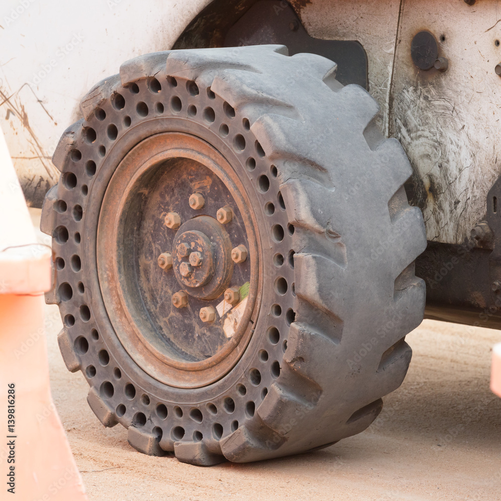 Wheel of solid rubber with protection against puncture Wheel of solid rubber with protection against puncture