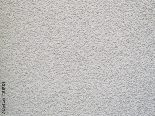 白いモルタルの壁