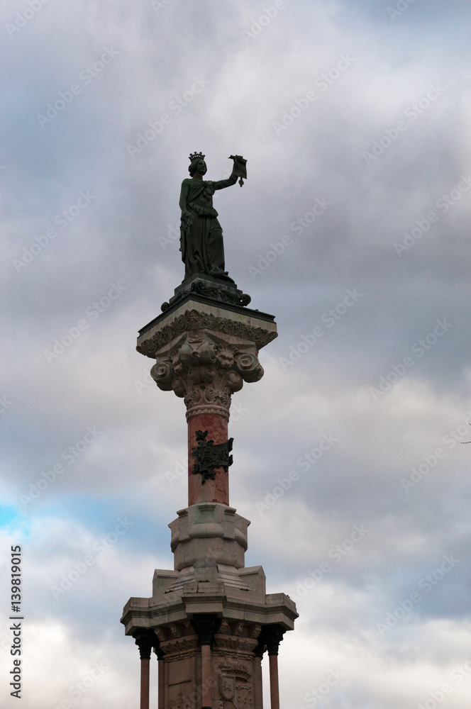 Spagna, 28/01/2017: vista del Monumento a los Fueros, il Monumento alla Carta generale della Navarra, la scultura dedicata dalla città di Pamplona alle leggi del Regno di Navarra fino dal 1841