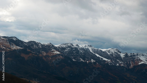 Paesi Baschi, Spagna, 28/01/2017: il paesaggio basco del nord della Spagna con vista sui Pirenei, la catena montuosa che segna il confine tra la Francia e la Spagna