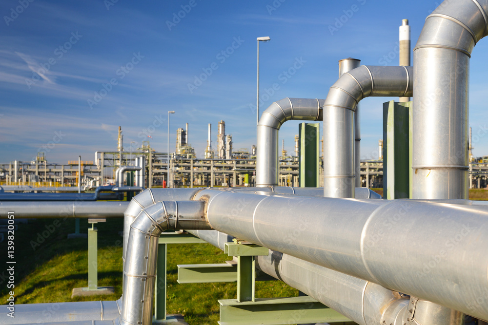 technische Industerieanlage - Herstellung von Kraftstoff in einer Raffinerie - Rohrleitungen // Technical induspension plant - Production of fuel in a refinery - Pipelines