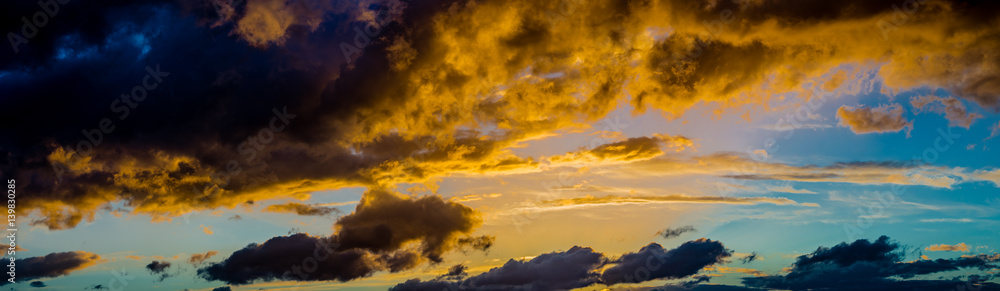 Obraz premium orange sky at sunset