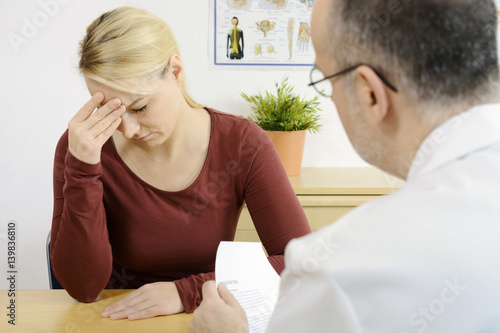 Quadro em tela Arzt teilt Patient negative Diagnose über Krankheit wie Krebs oder Alzheimer mit