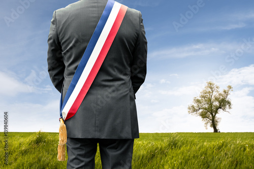 maire élu village campagne élection rural vote voter parti politique france français écharpe bleu blanc rouge