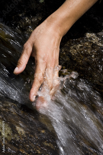 mains de femme dans une cascade d eau