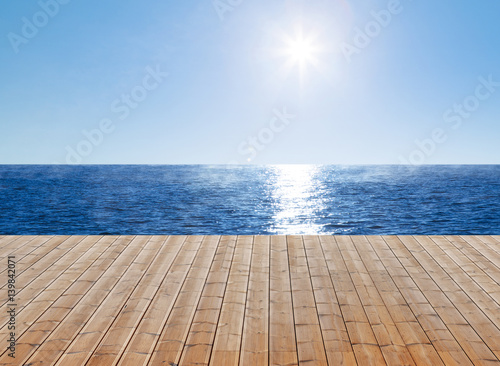 Holzterrasse mit wasser