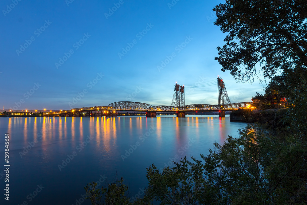 Fototapeta premium Interstate Bridge over Columbia River at Dusk