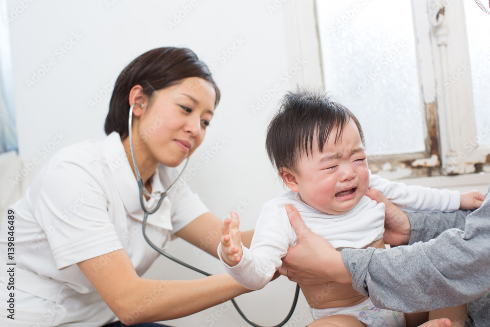 小児科医と赤ちゃん 小児科医と赤ちゃん