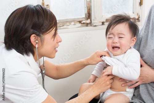  小児科医と赤ちゃん