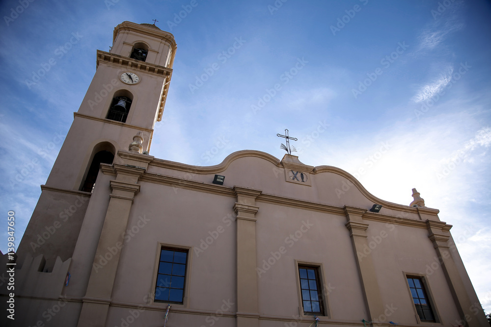 Bellissima chiesa Sarda ripresa dal basso su sfondo cielo blu