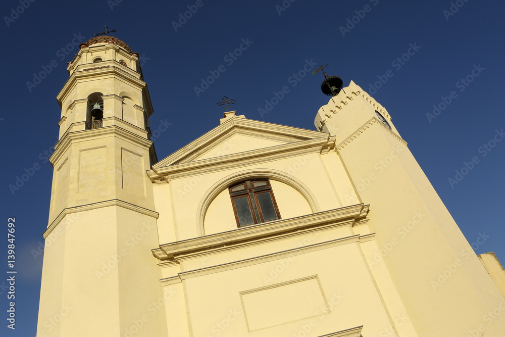 chiesa color panna ripresa dal basso con sfondo blu