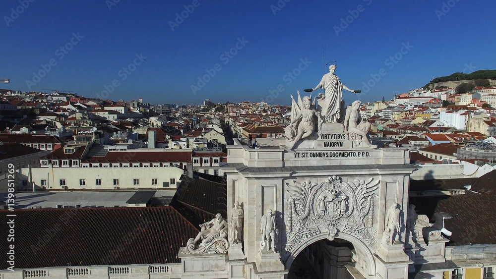 Fototapeta premium Łuk w Rua Augusta na placu Commerce, Lizbona, Portugalia