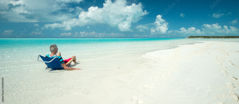 Obraz premium Man at Sandy Cay, Bahamas