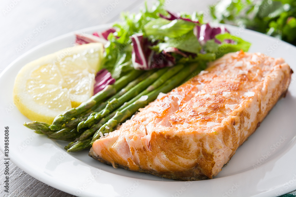 Grilled salmon fillet with asparagus and salad
