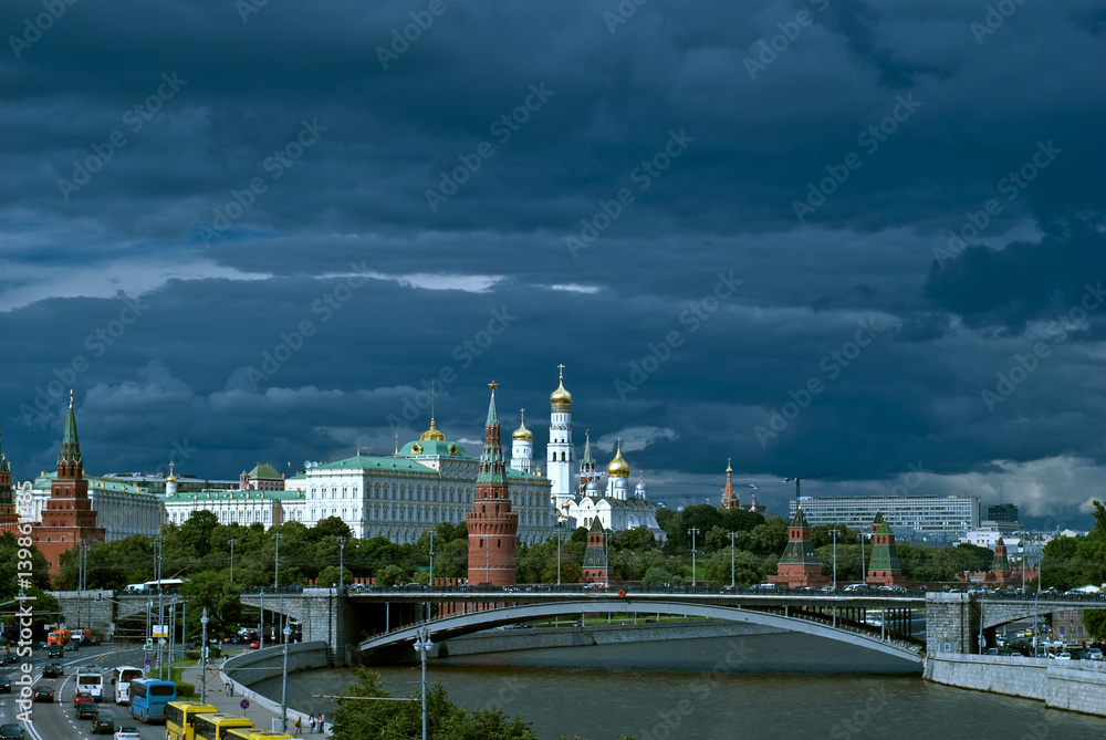 Obraz premium Picturesque tourist view of the Moscow Kremlin with the bridge over the Moscow river