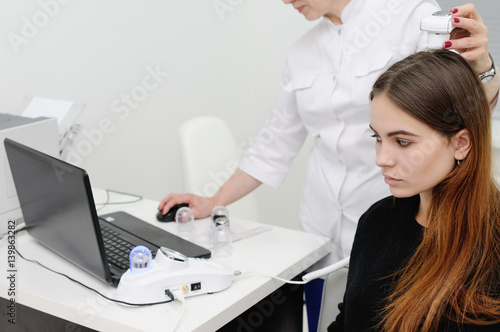 Trihoskopiya - is a method of hair examination using a special device - trihoskopa. photo