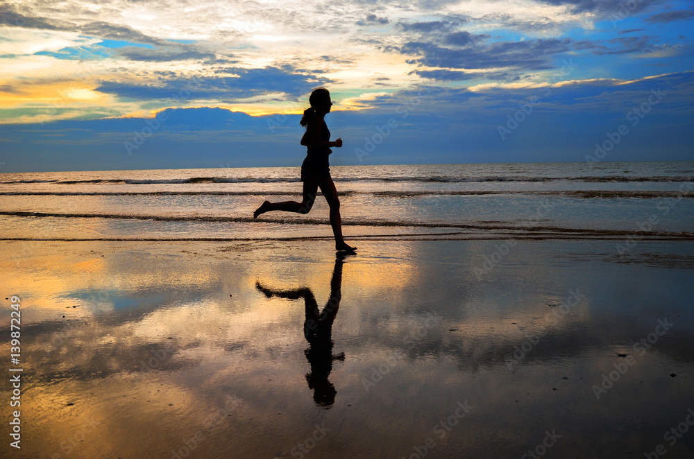 Silhouette of woman jogger running on sunset beach, fitness and healthy life concept
Silhouette of woman jogger running on sunset beach, fitness and healthy life concept
