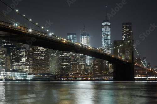 Fototapeta Naklejka Na Ścianę i Meble -  Brooklyn Bridge and New York city skyline illuminated at night
