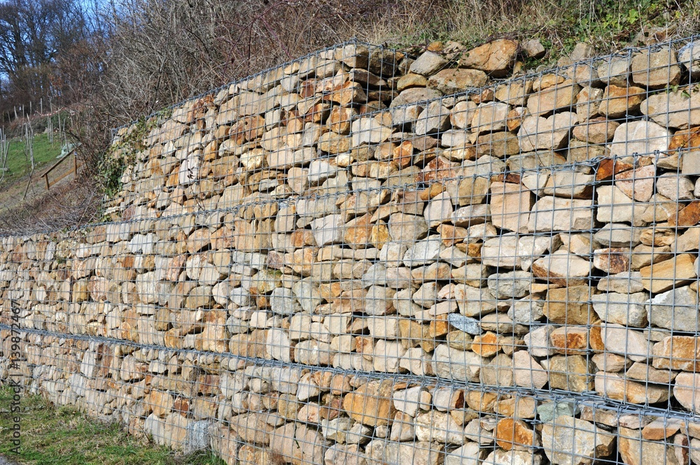 Gabionenwand aus gelbem Sandstein an Weinbergweg am Schlossberg von Heppenheim, Hessen Deutschland Gabionenwand aus gelbem Sandstein an Weinbergweg am Schlossberg von Heppenheim, Hessen Deutschland