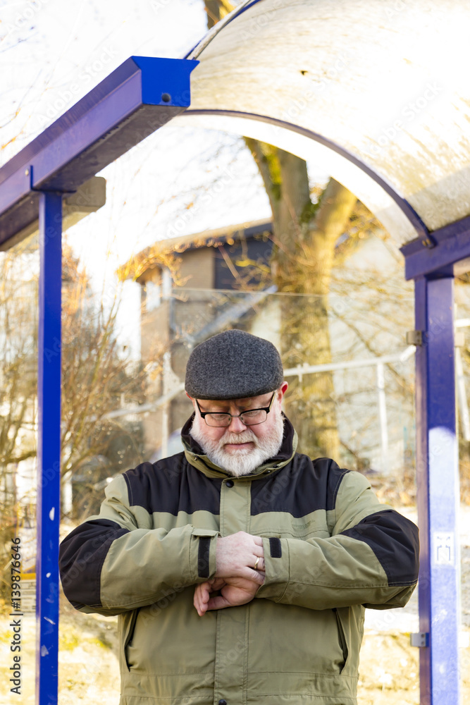 Senior schaut nach der Uhrzeit Senior schaut nach der Uhrzeit