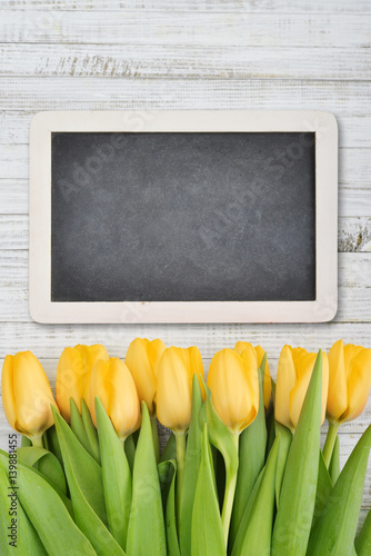 Fototapeta Naklejka Na Ścianę i Meble -  Yellow tulips with chalkboard