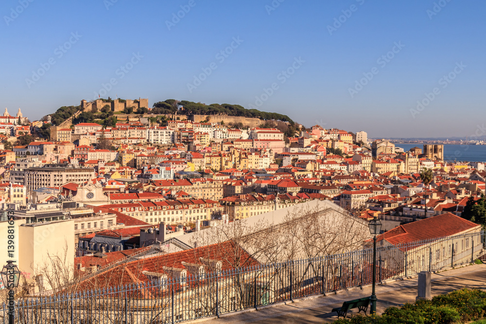 Vista do centro de Lisboa com o castelo em fundo