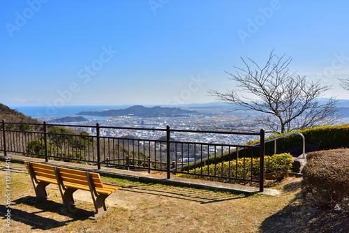 徳島市街をのぞむ眉山公園のベンチ(2017年2月)