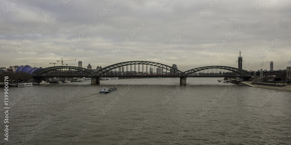 Deutzer Brücke in Köln an einem bewölkten Tag