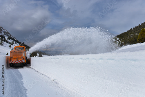 kapalı karlı yolları açan kar temizleme aracı © emerald_media