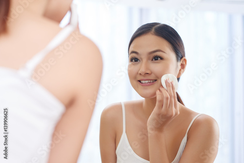 Принти на полотні Applying face toner