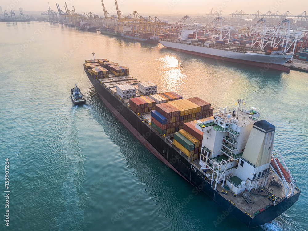 Entrence Container Port Foto de commercial vessel container ship in proceeding arrival to the ...