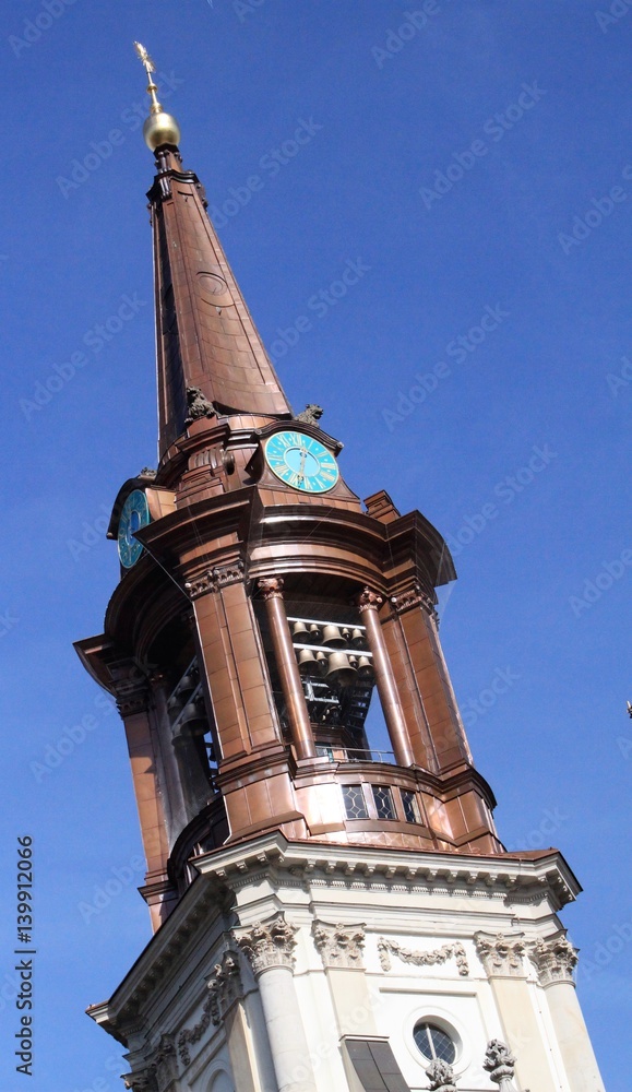 Obraz premium Blick hinauf zum wiedererrichteten Turmhelm der Berliner Parochialkirche