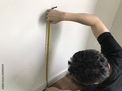 worker use tape measure