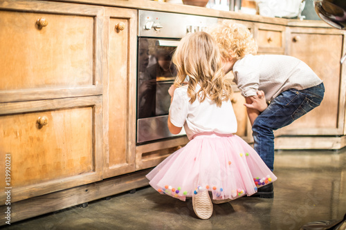 Foto Children looking in oven