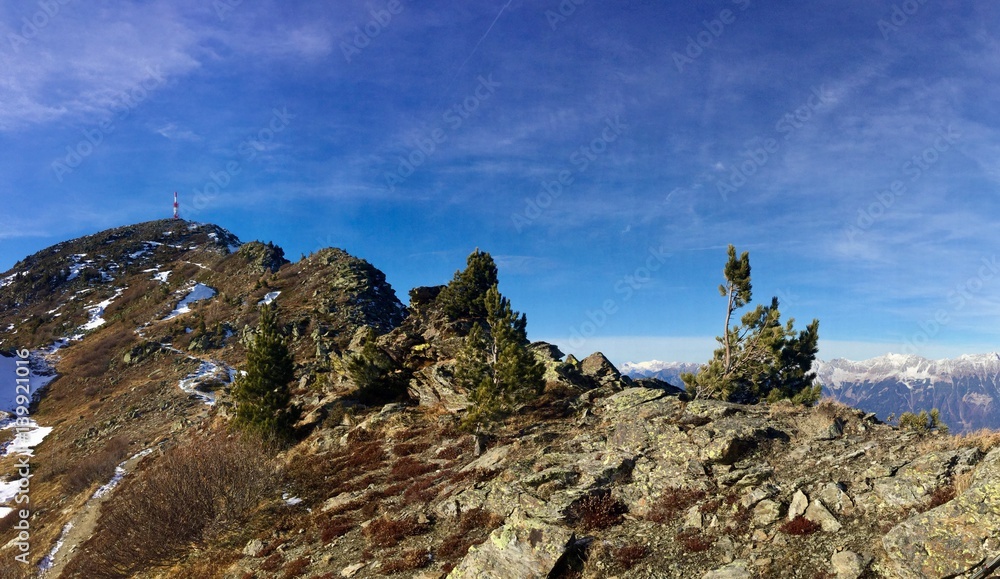 Fototapeta premium Wanderweg auf dem Gipfel eines Berges