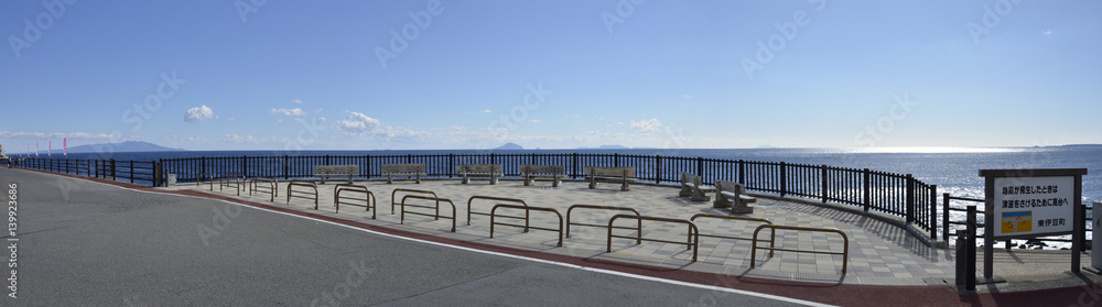 Obraz premium 静岡県賀茂郡東伊豆町稲取の温泉場から見える伊豆諸島です。