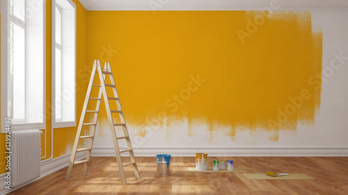 Wand mit gelber Farbe streichen bei Renovierung