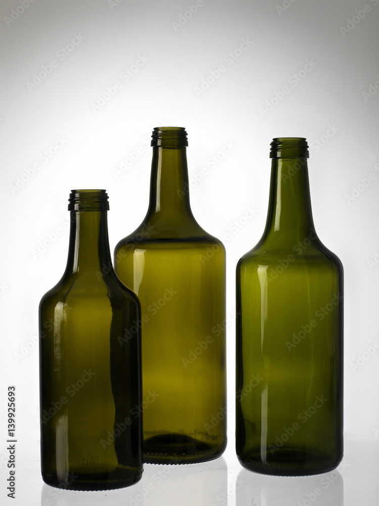 Bodegon de botellas de vidrio color verde Bodegon de botellas de vidrio color verde